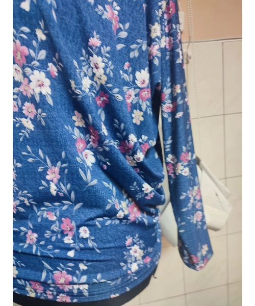 Wzorzysta bluzka Oversize z lejącego materiału - pudrowe kwiatuszki